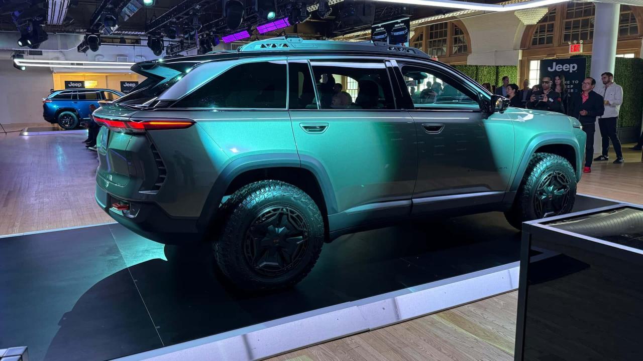 2024-jeep-wagoneer-s-trailhawk-live-photos(2).thumb.jpg.ac0410ed6f337d4650abb2dcf5188b83.jpg