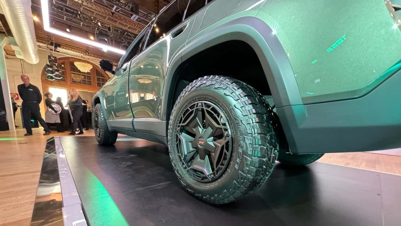2024-jeep-wagoneer-s-trailhawk-live-photos(4).thumb.jpg.5007599849b0333dec9dc3d942768077.jpg