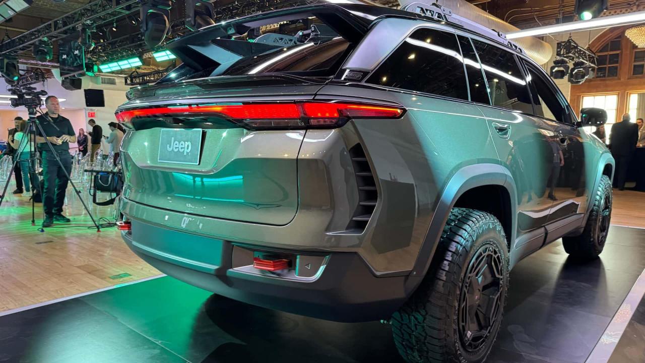 2024-jeep-wagoneer-s-trailhawk-live-photos(5).thumb.jpg.9d9787ac195f2b98bb7dd4fe28ca2b21.jpg