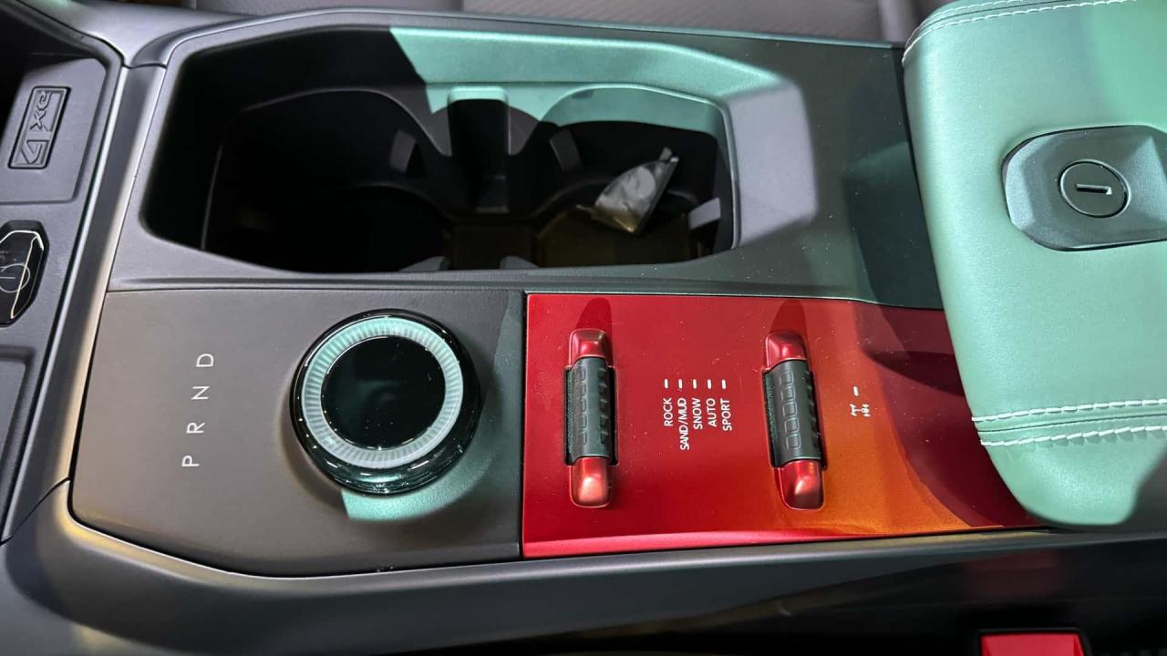 2024-jeep-wagoneer-s-trailhawk-live-photos(8).thumb.jpg.7feb5a3f9f81f494e5bd09de6e2a7153.jpg
