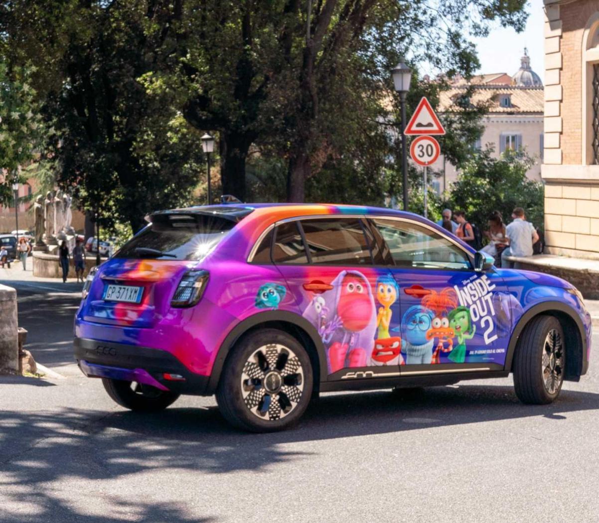 LuniversoFIATeDisneyItaliasiincontranoancoraunavoltaFiat600HybrideilnuovofilmdanimazioneDisneyePixarInsideOut2insiemeperregalarenuoveemozioni(6).thumb.jpg.95fe1aa447115bd34fa2f6f88f1e80f8.jpg