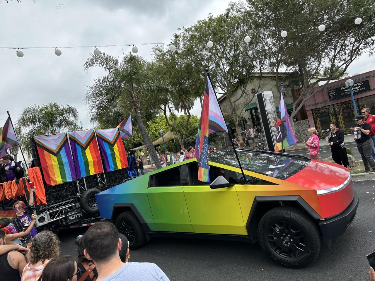 cybertruck-pride-west-hollywood-ca-v0-l2r22ua4384d1.thumb.jpeg.40f4014df3e2145792ce654368b5a820.jpeg
