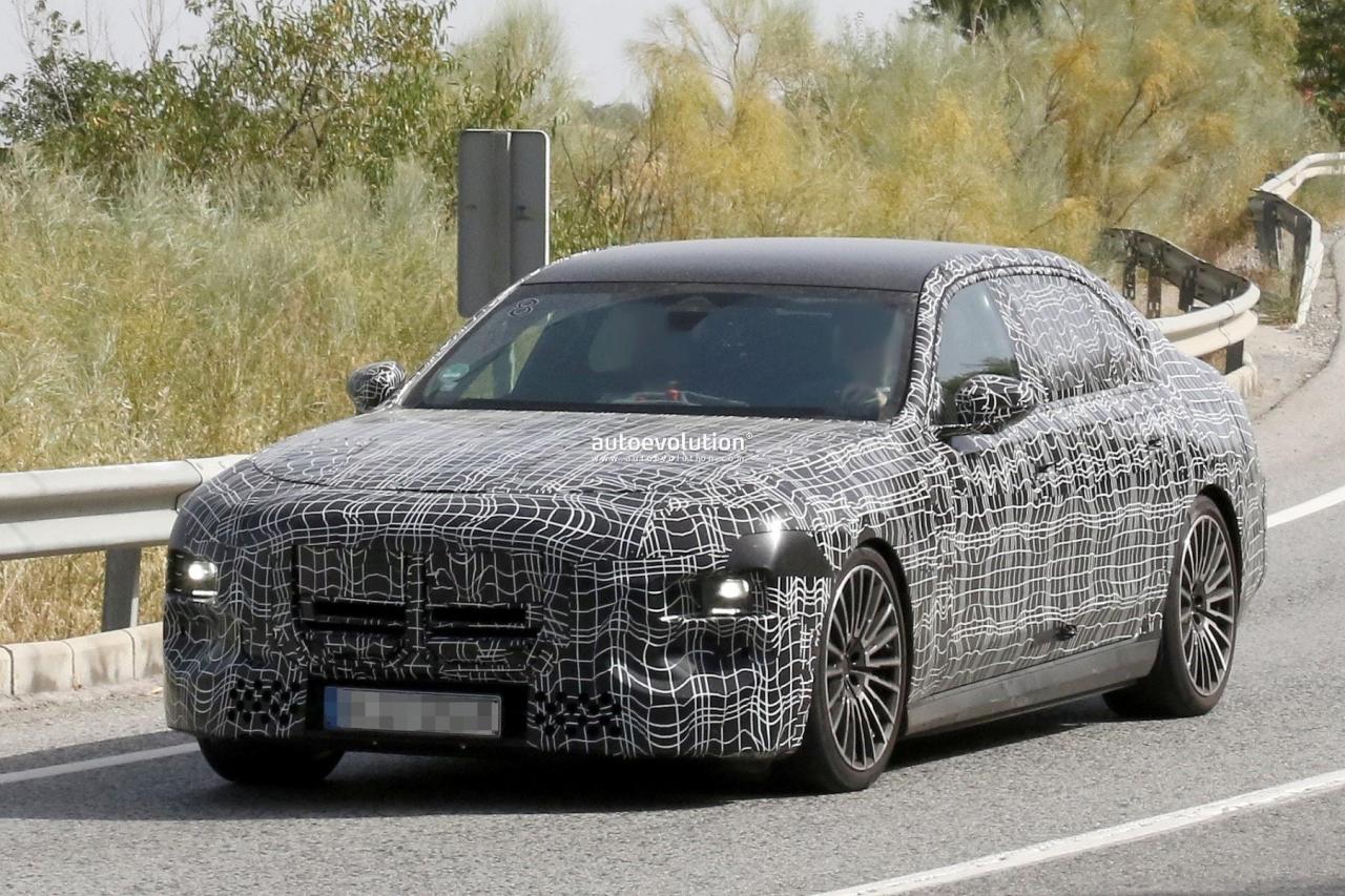 2027-bmw-7-series-lci-spied-with-revised-front-lighting-system-rear-light-bar_14.thumb.jpg.cc682262ad44e0595b04803c71d6c34c.jpg