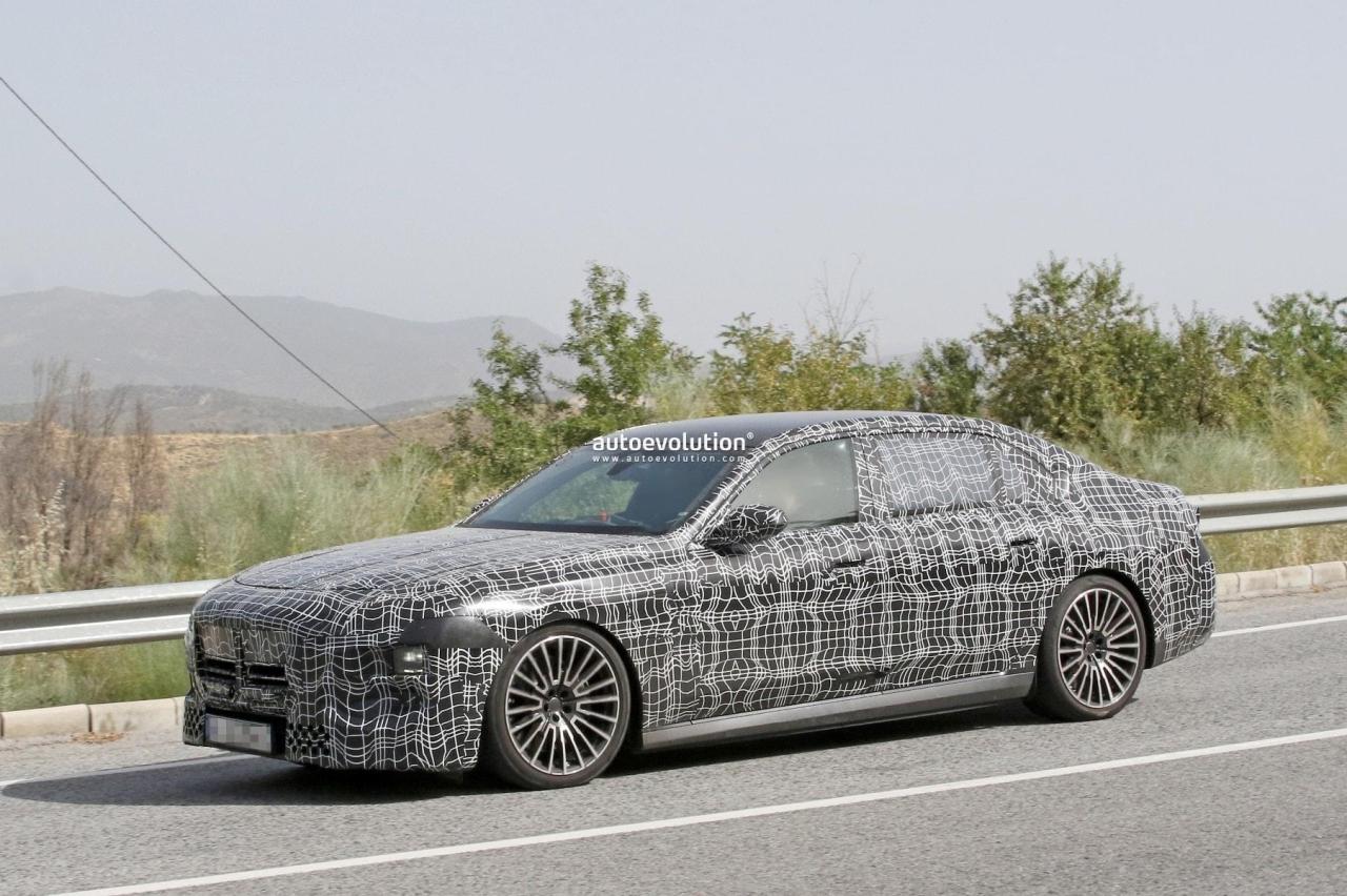 2027-bmw-7-series-lci-spied-with-revised-front-lighting-system-rear-light-bar_16.thumb.jpg.3d59b195bbaa2ffcfebc79d59ac7bbdb.jpg