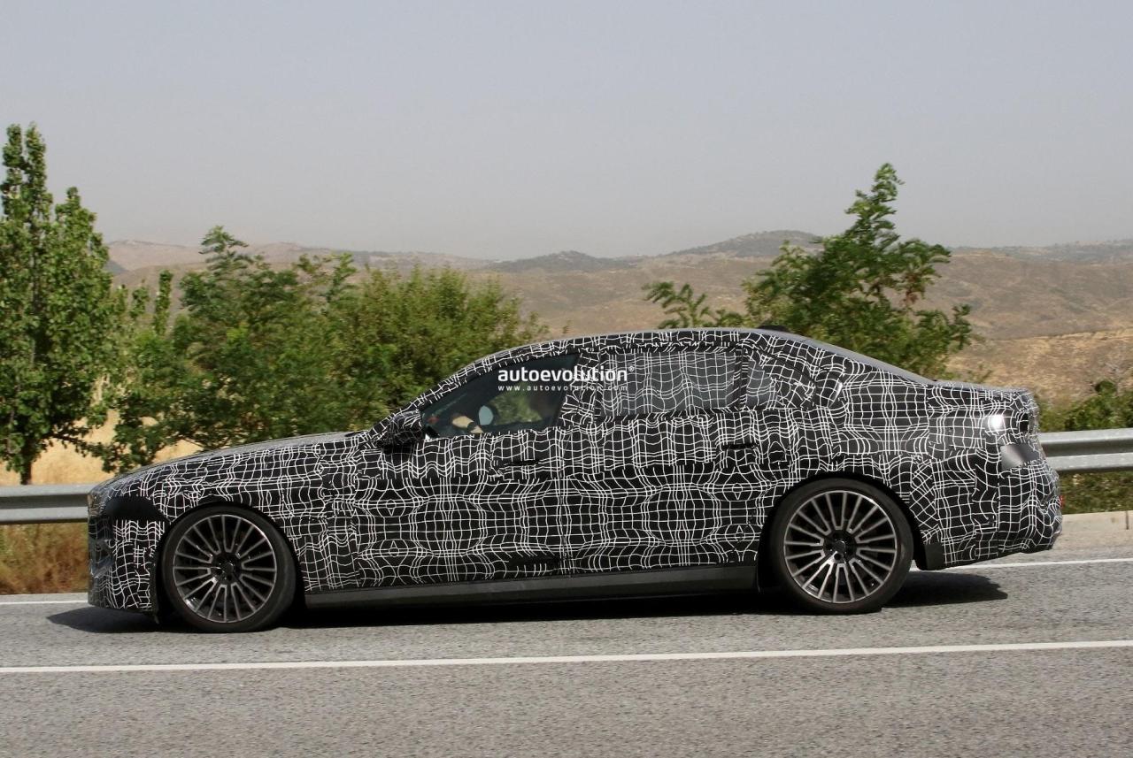 2027-bmw-7-series-lci-spied-with-revised-front-lighting-system-rear-light-bar_18.thumb.jpg.9dc0ed6341b9daaeee1851ee788a67f6.jpg