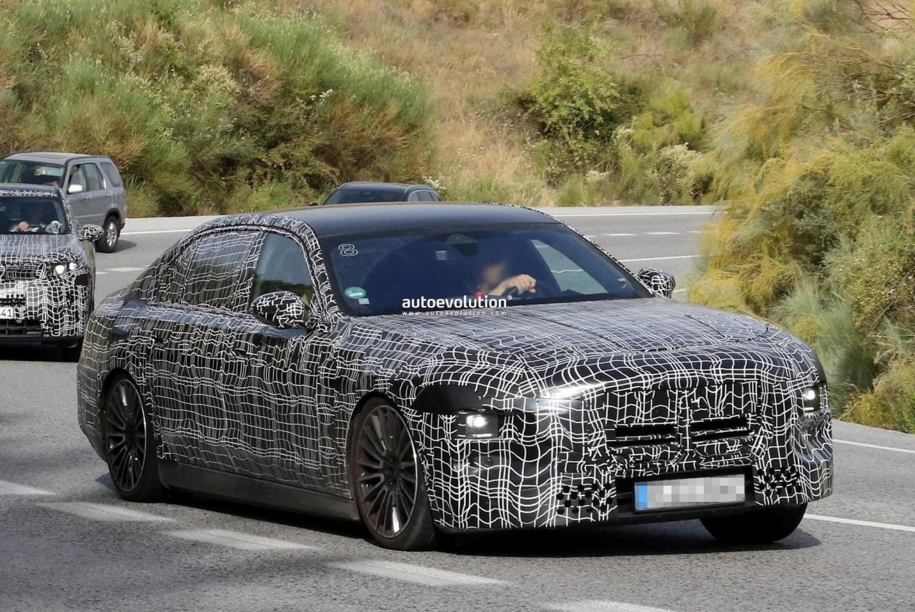 2027-bmw-7-series-lci-spied-with-revised-front-lighting-system-rear-light-bar_2.thumb.jpg.b9dd381bc566d5c54de7f8517f51c879.jpg
