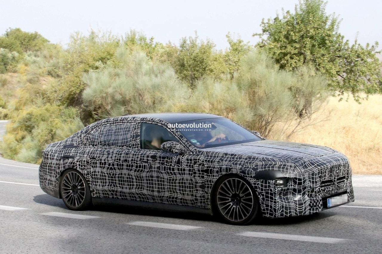 2027-bmw-7-series-lci-spied-with-revised-front-lighting-system-rear-light-bar_4.thumb.jpg.9669d6f816858745c96d556972c4968a.jpg