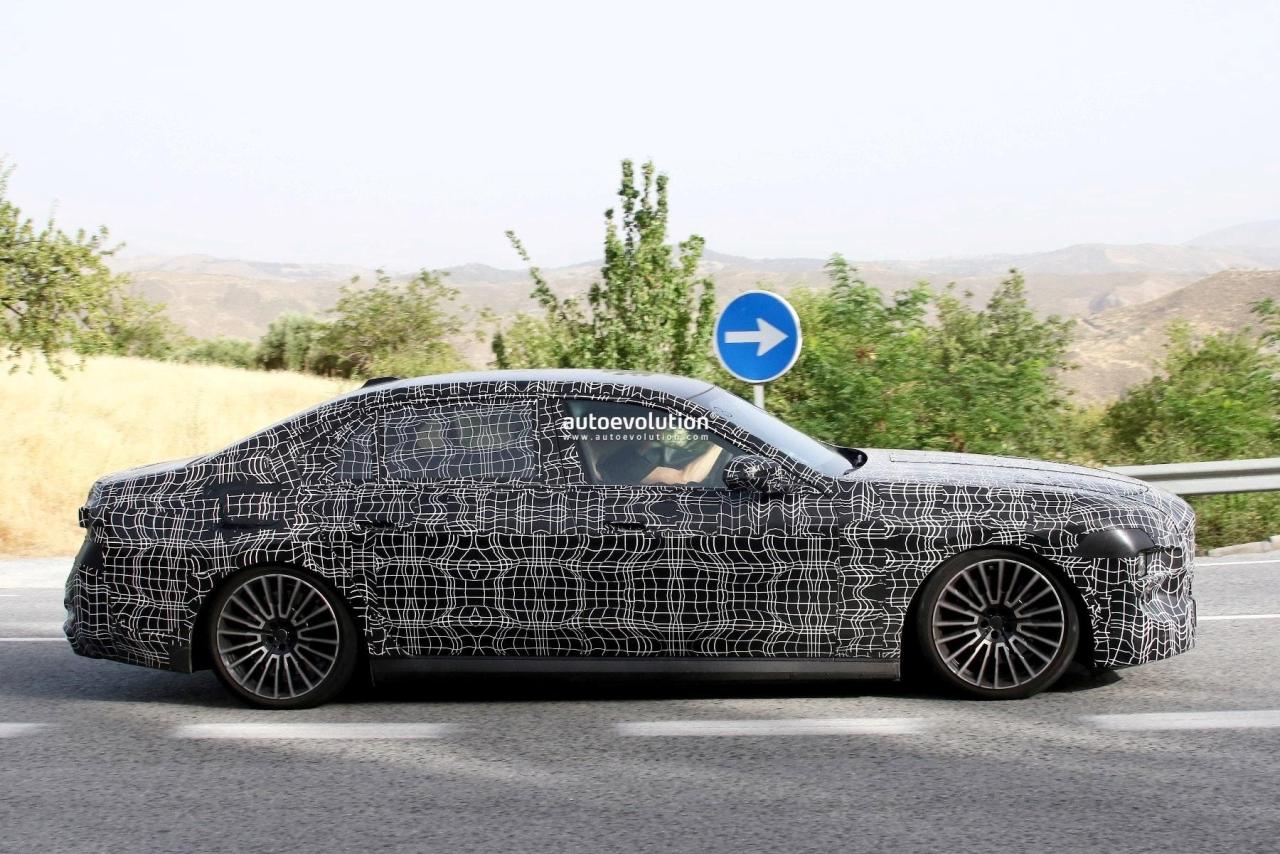 2027-bmw-7-series-lci-spied-with-revised-front-lighting-system-rear-light-bar_5.thumb.jpg.9d7b12a26e53cba83b9dae07dc9a31a7.jpg