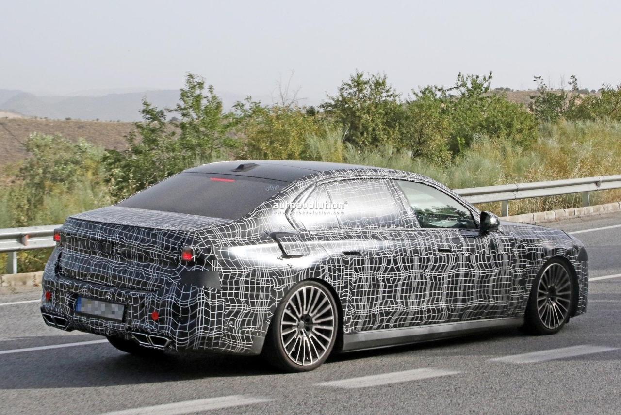 2027-bmw-7-series-lci-spied-with-revised-front-lighting-system-rear-light-bar_7.thumb.jpg.c017a1e2c014e5003f1b4480b37af810.jpg