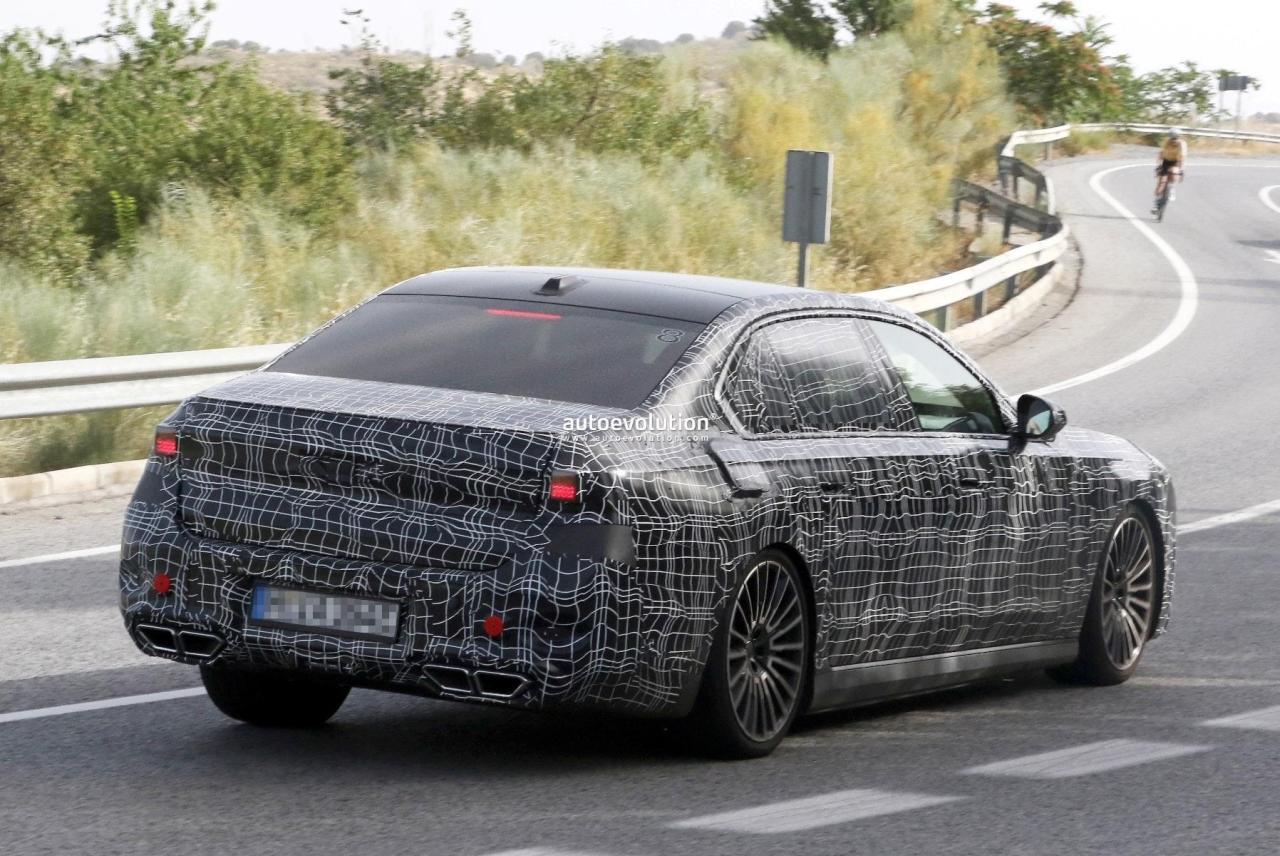 2027-bmw-7-series-lci-spied-with-revised-front-lighting-system-rear-light-bar_8.thumb.jpg.8cd13de33af57df59116eb238ce7b3f2.jpg
