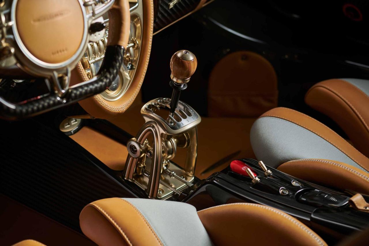 Pagani-Huayra-Epitome_13_Interni_Cambio.thumb.jpg.e6e15a93bc8861dd9a802a1cf2cb3ba9.jpg