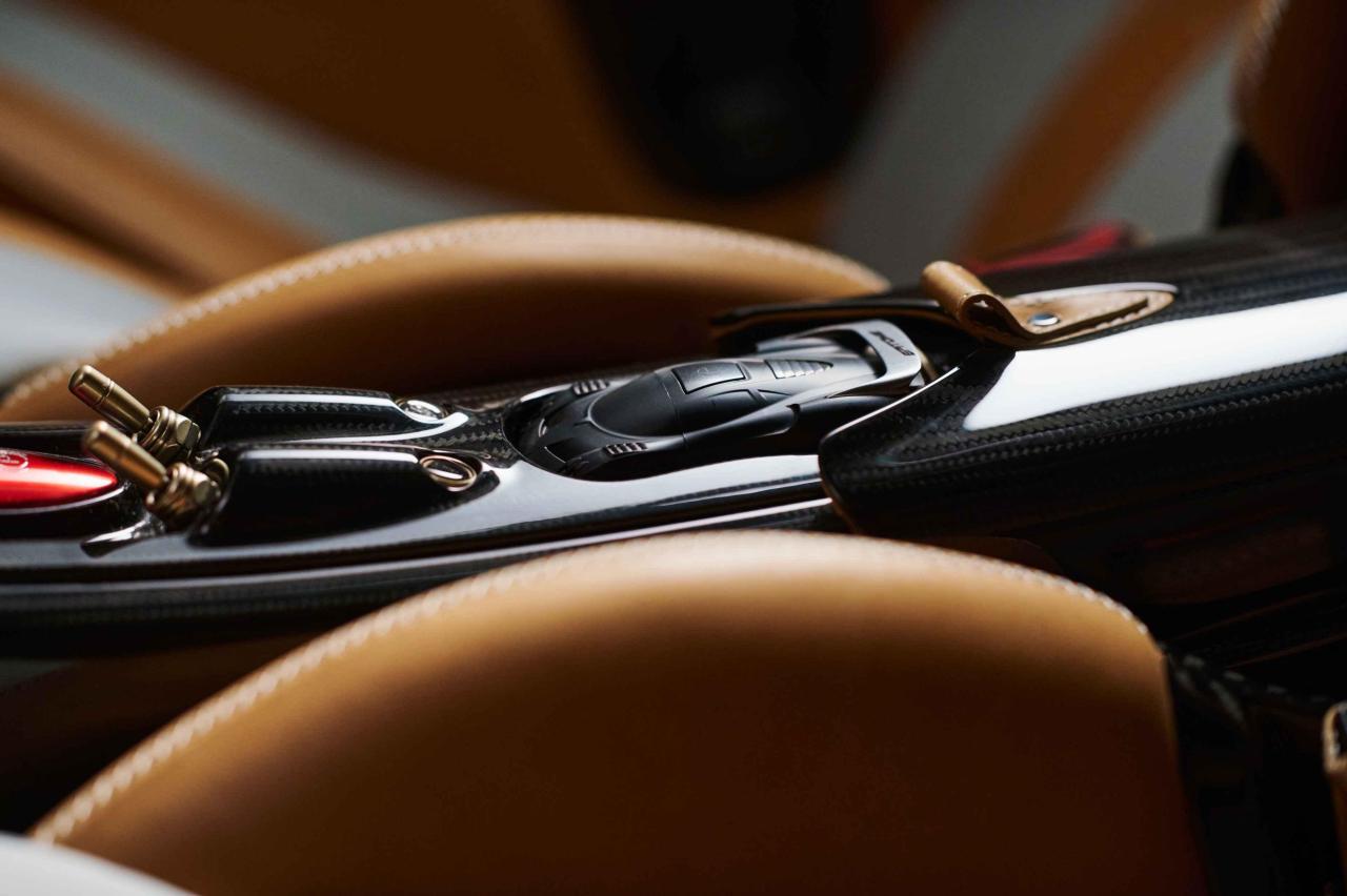 Pagani-Huayra-Epitome_14_Interni_Chiave.thumb.jpg.536928edf650b5bf17de8337445c4532.jpg