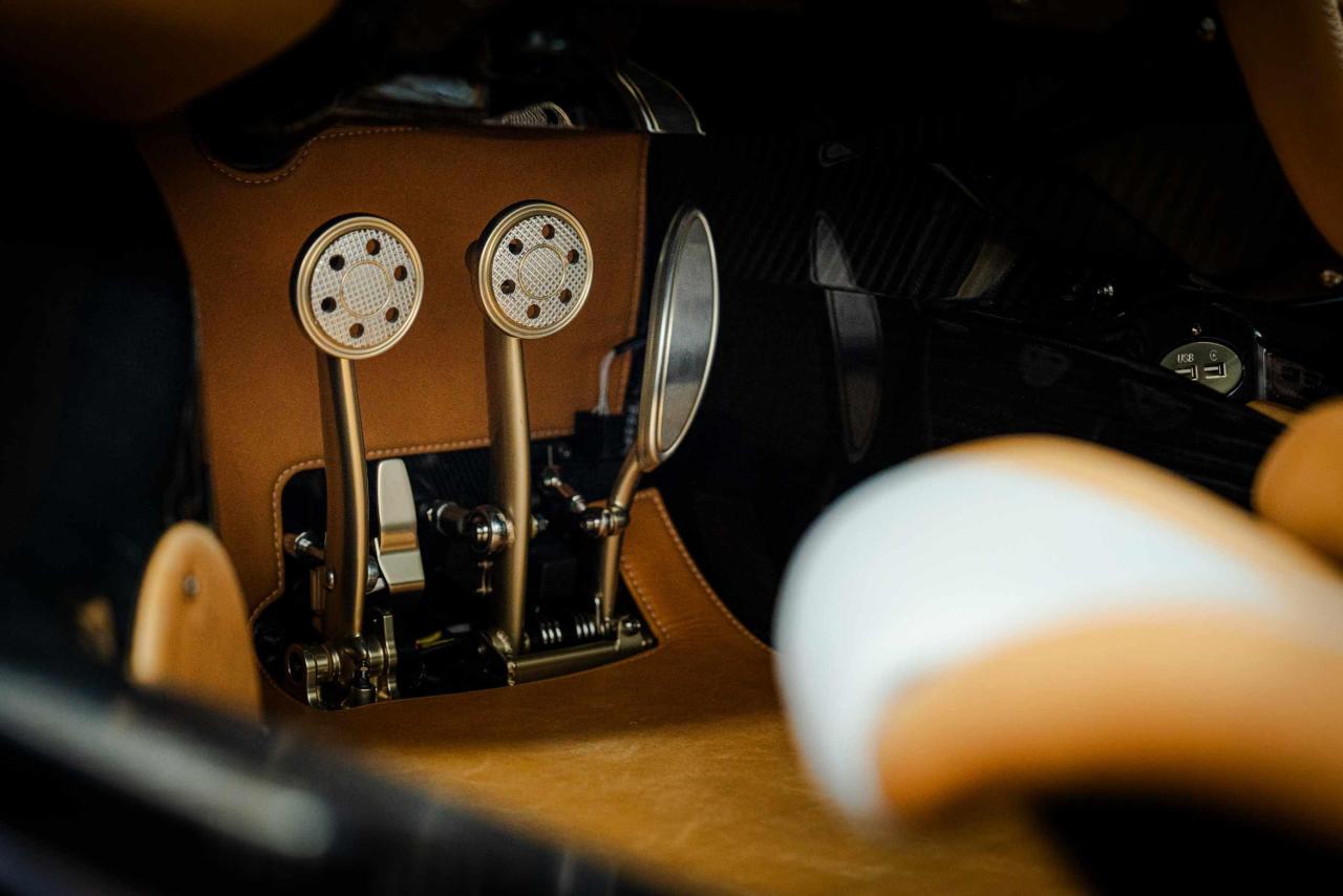 Pagani-Huayra-Epitome_Pedaliera_1.thumb.jpg.159bcc00cc11d984b4cdf435901aa48b.jpg