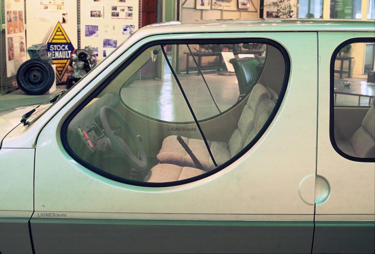 Renault_VBG_1977_voiture-J_finestrino_basculante_interno.thumb.jpg.1ce3d3080f68957285ff256cd64e989b.jpg