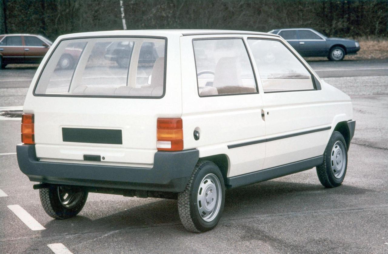 Renault_VBG_1984_X45_Gandini_calandra-nera_3-porte_retro.thumb.jpg.07f7cef914bf53800785879788bd37b9.jpg