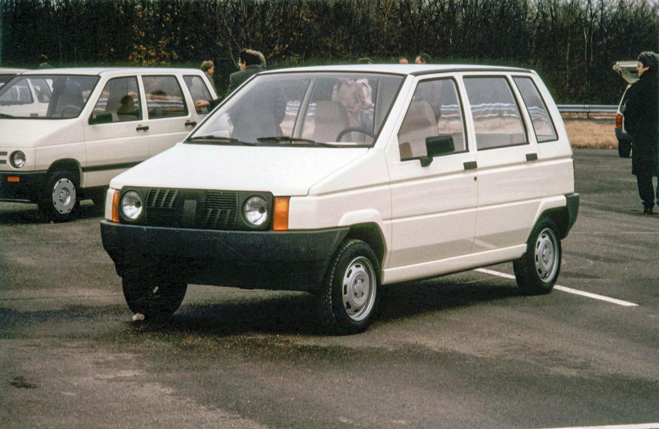 Renault_VBG_1984_X45_Gandini_calandra-nera_5-porte_fronte.thumb.jpg.2abf9f12381cf1f3dd4fe717bc79c15a.jpg