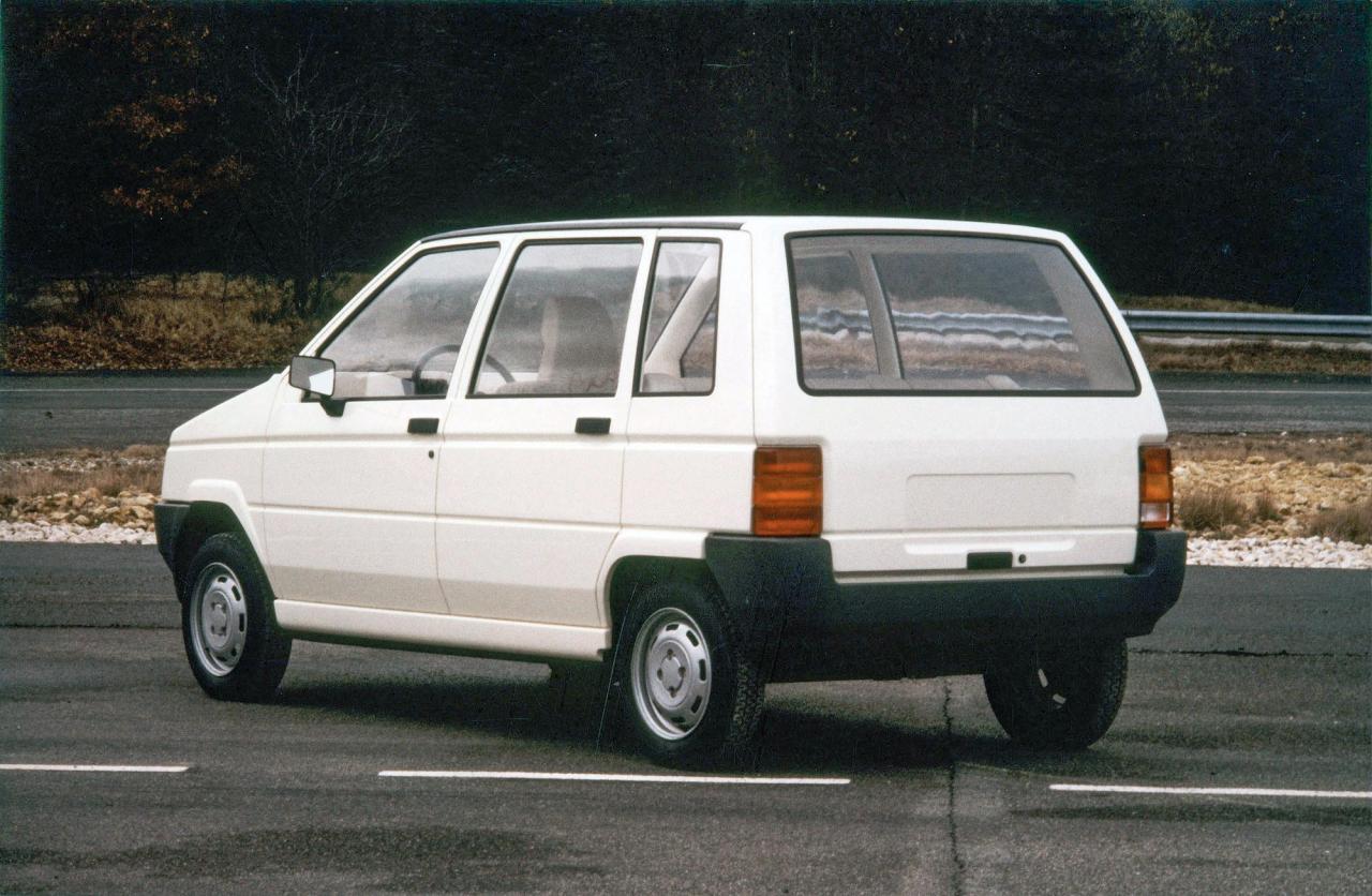 Renault_VBG_1984_X45_Gandini_calandra-nera_5-porte_retro.thumb.jpg.fad7b21abd5cd312a67a285fd48c7d2f.jpg