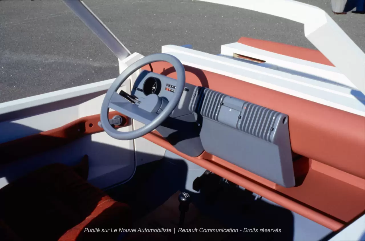 Renault_VBG_1984_X44_interno-modello1.thumb.jpg.2ef4d363cb570896337ff987240963e9.jpg