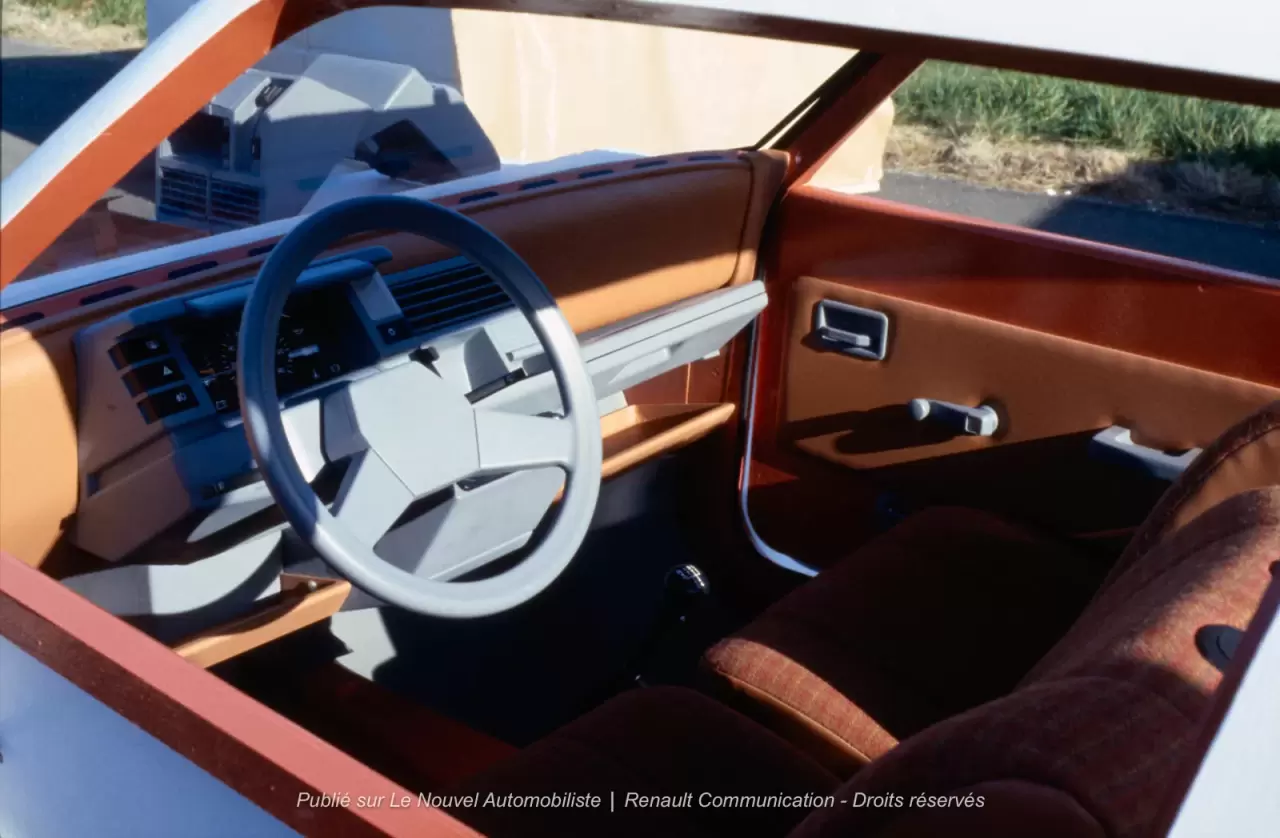 Renault_VBG_1984_X44_interno-modello2.thumb.jpg.2bd07cb7d3fa73e54e381cd65cdaa7fd.jpg