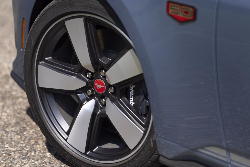 ford_mustang_gt_60th_anniversary_package_1.jpg.53ba61b47b341282e35d8b48d21aebbf.jpg