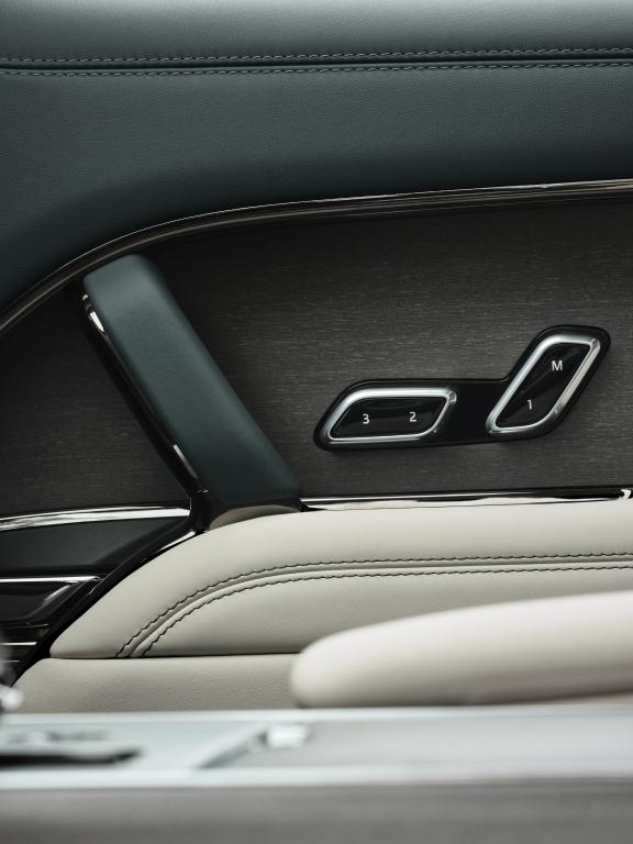 range_rover_sv_carmel_edition_52.jpg.28c91d3893f80d7b7cf5f0ac52174c4f.jpg