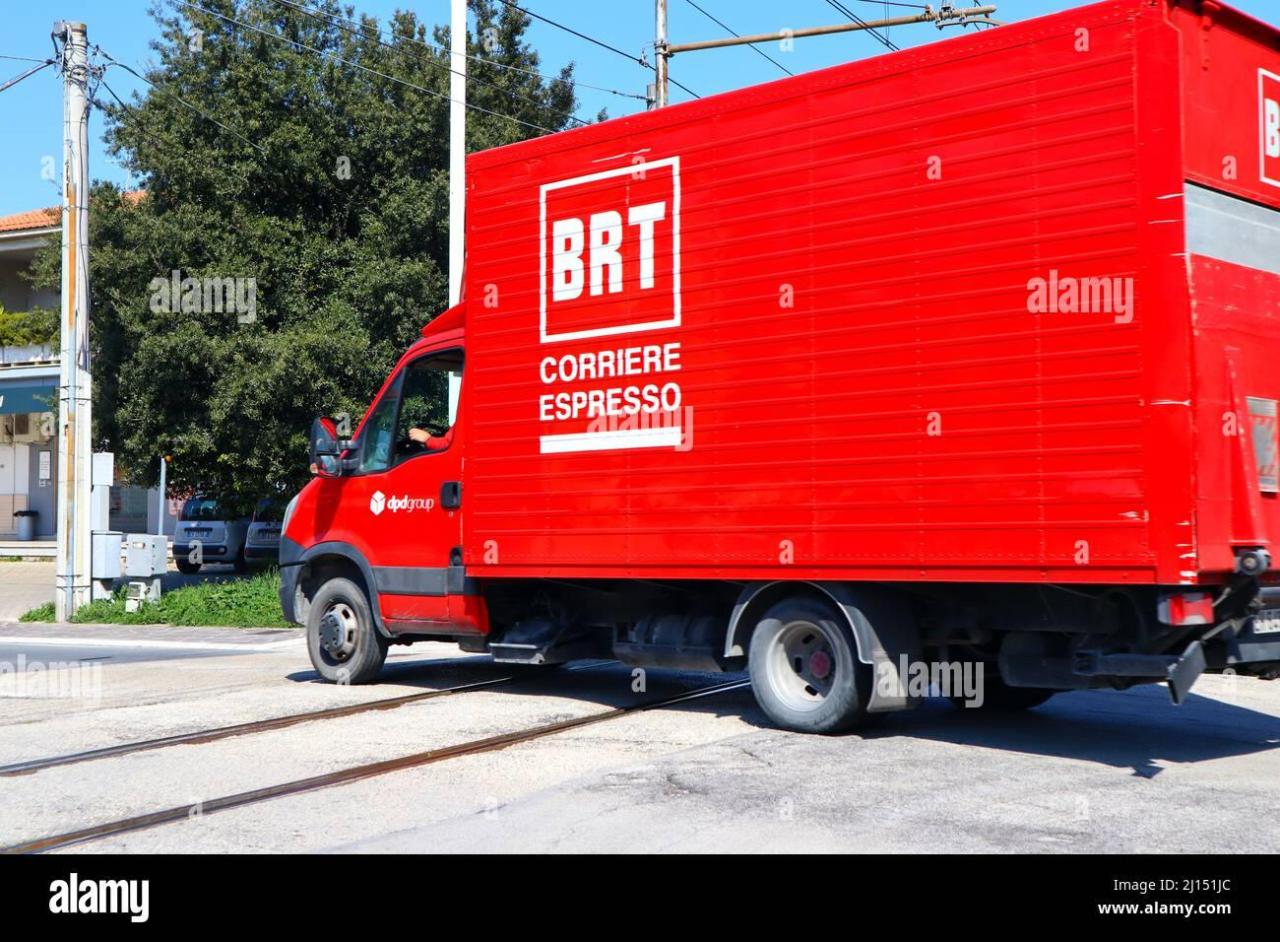 corriere-espresso-brt-bartolini-in-movimento-all-incrocio-ferroviario-brt-bartolini-e-un-servizio-di-trasporto-e-consegna-espresso-italiano-2j151jc.jpg