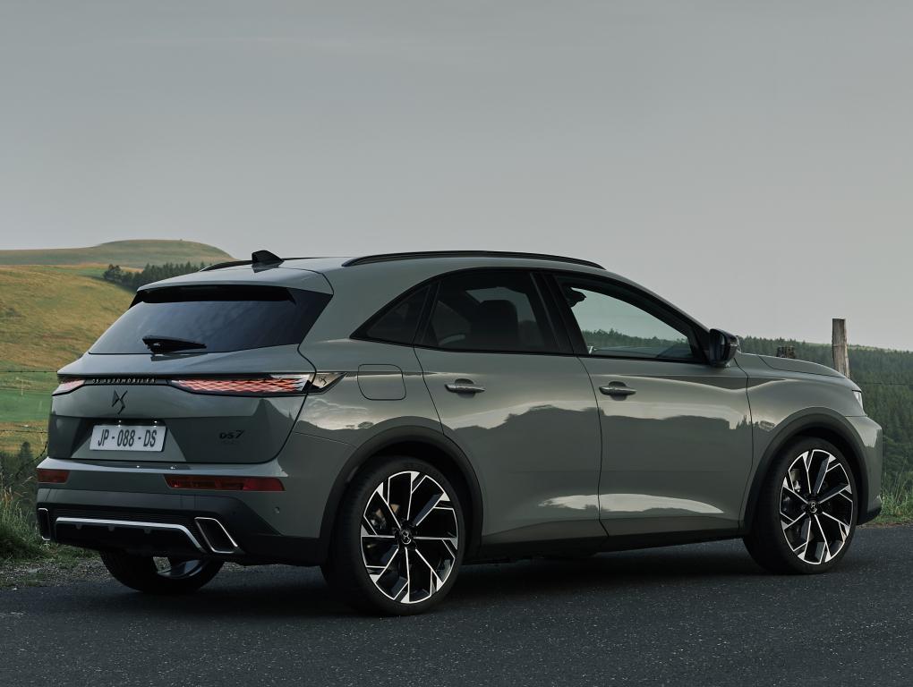 ds_7_awd_black_pack_0ec605cb0a7207de.jpg.fa58f45239f78935f9f1ba35aeb0d423.jpg