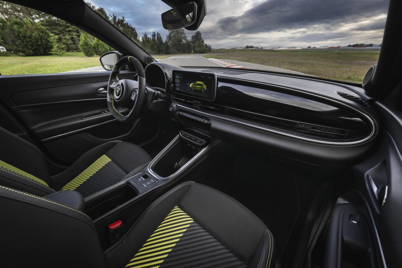 Abarth600eTurismo(09).thumb.jpg.cab06e42134ecfe809239a4ddf25fb8e.jpg
