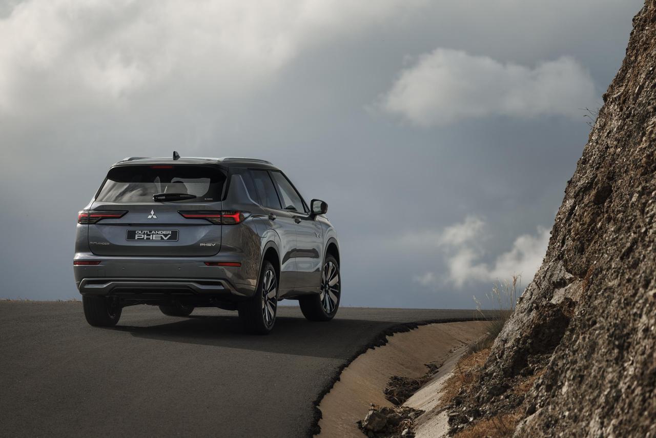 New-Outlander-PHEV_017L.jpg