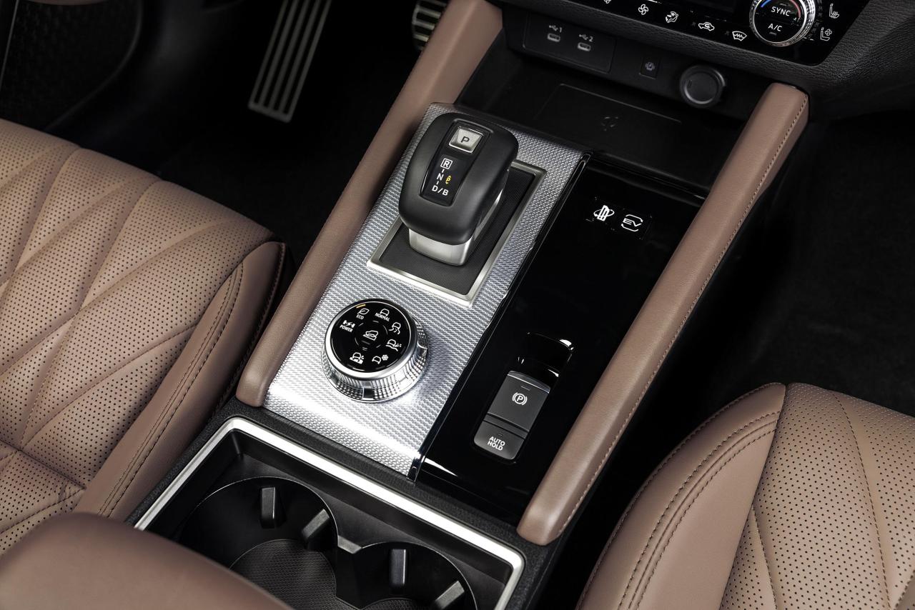 New-Outlander-PHEV_020L.jpg