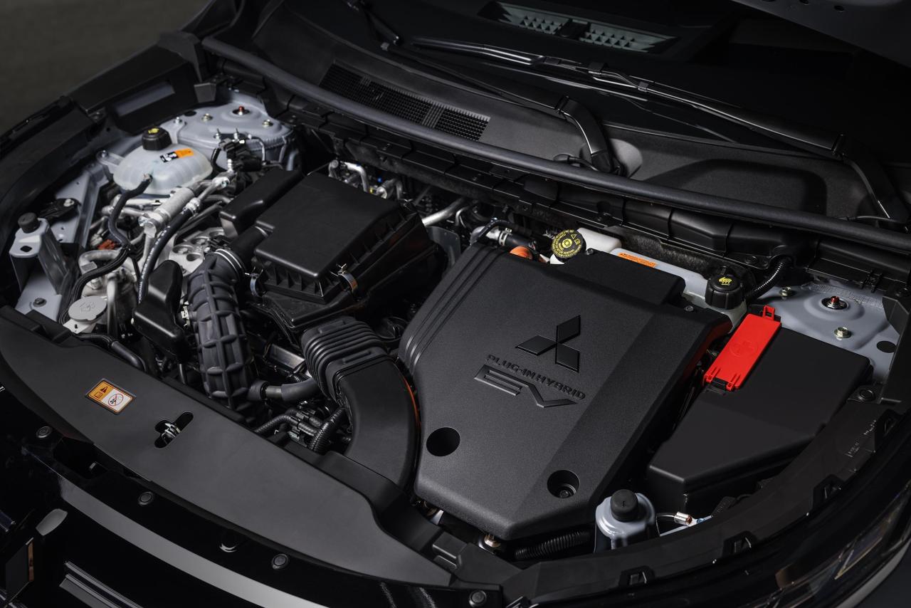 New-Outlander-PHEV_025L.jpg