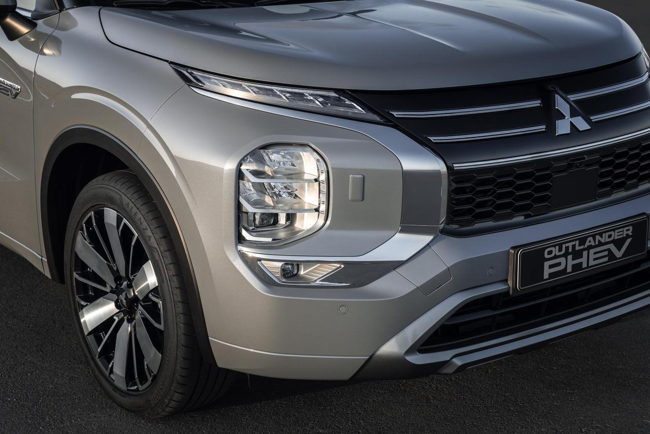 New-Outlander-PHEV_026L.jpg