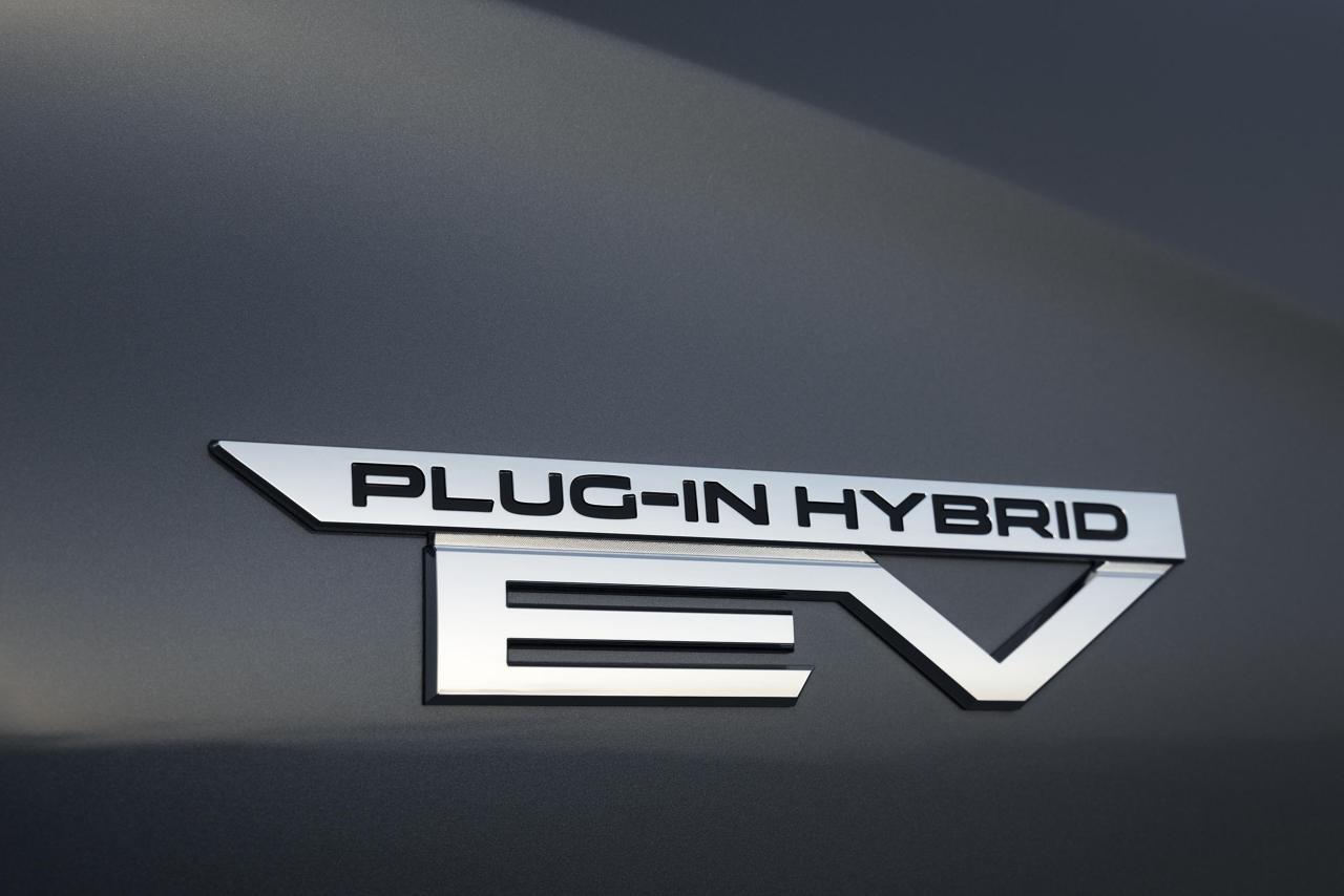 New-Outlander-PHEV_029L.jpg