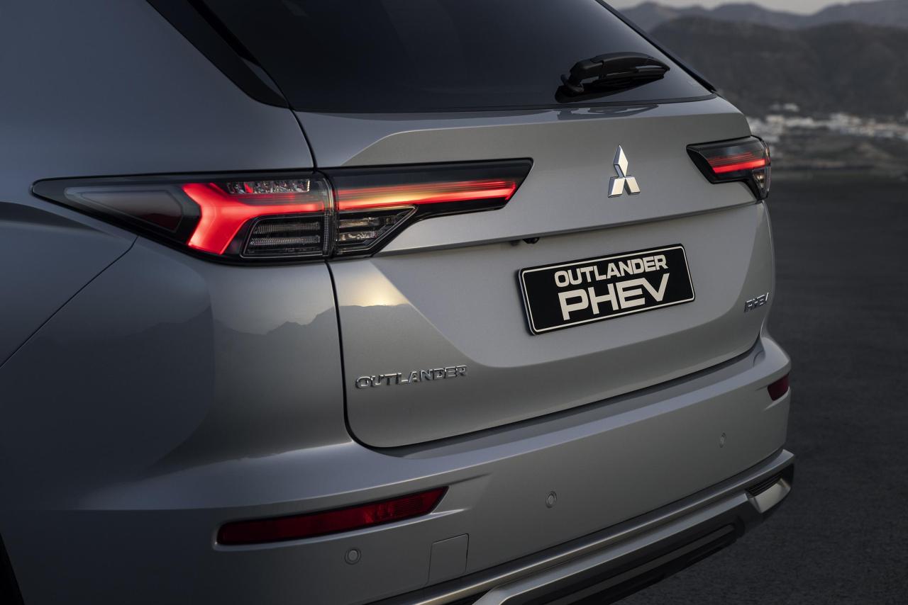 New-Outlander-PHEV_030L.jpg