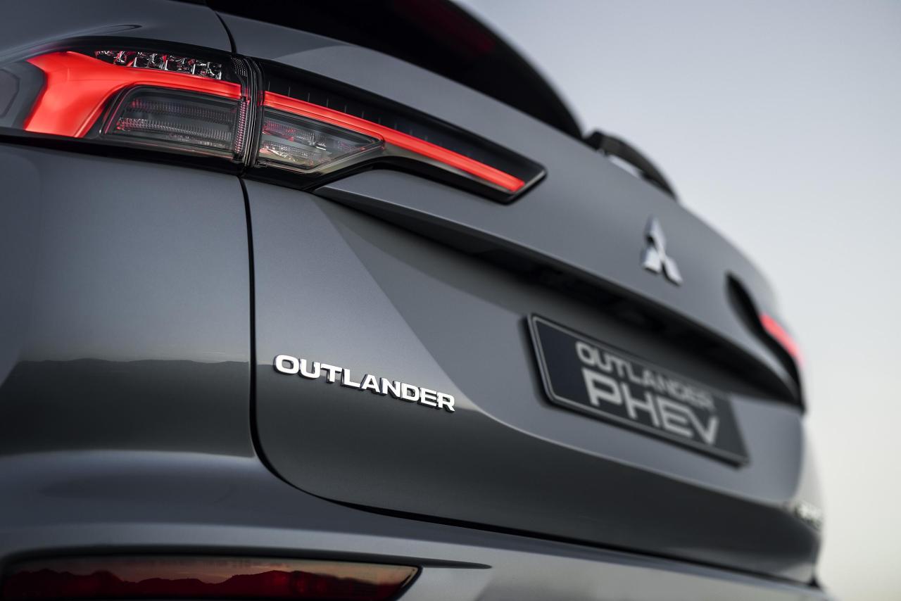 New-Outlander-PHEV_031L.jpg