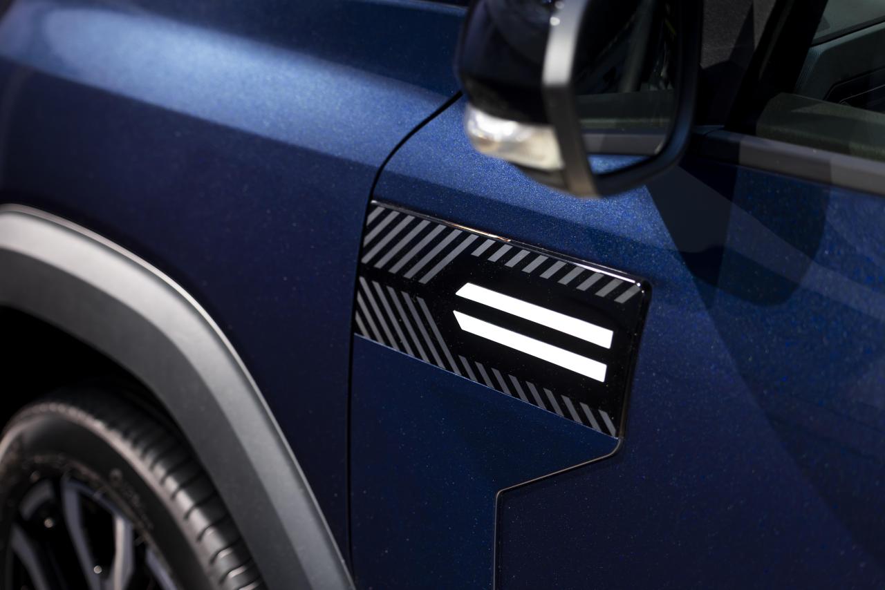 Nouveau_Dacia_Bigster_HYBRID_155_Journey_Bleu_Indigo_44.jpg
