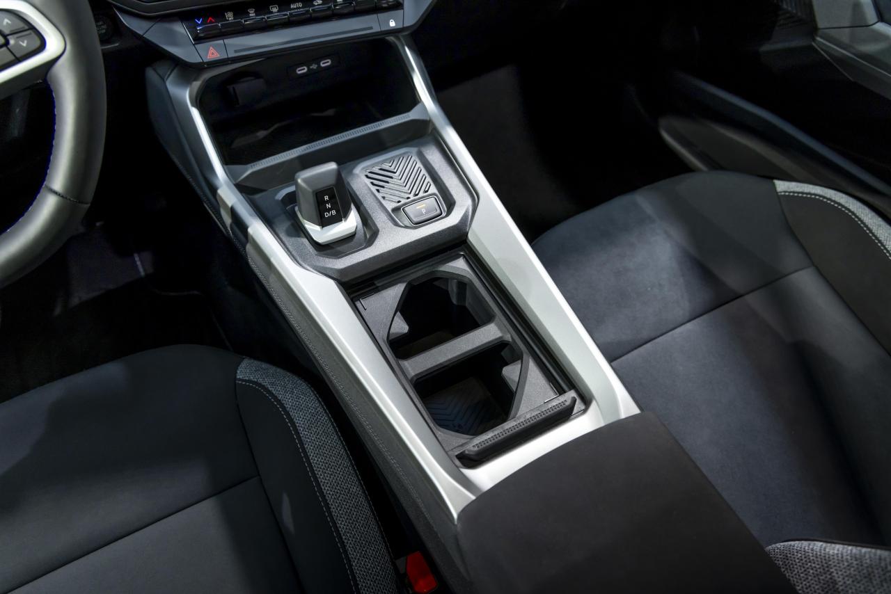 Nouveau_Dacia_Bigster_HYBRID_155_Journey_Bleu_Indigo_63.jpg