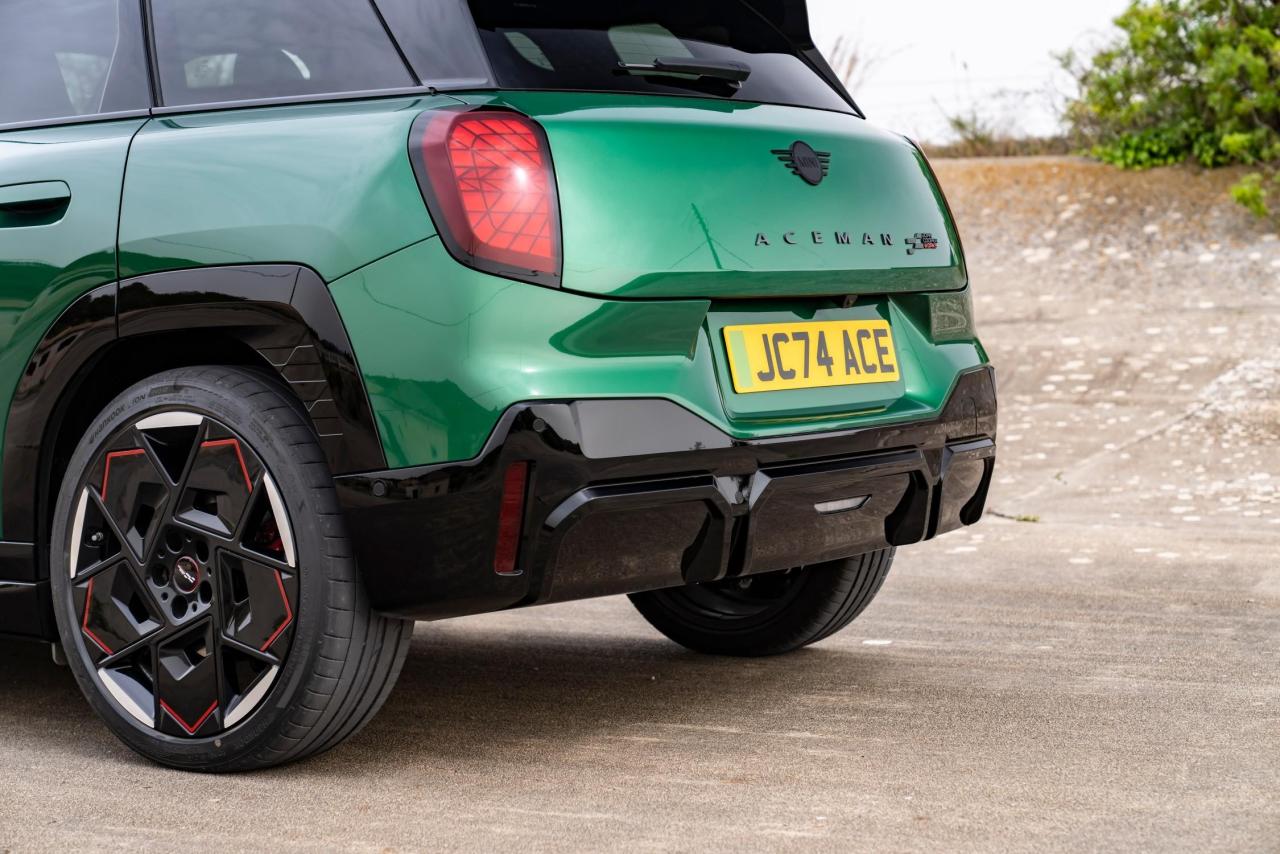 P90567376_lowRes_the-mini-john-cooper.thumb.jpg.9d65c977b5d21c3ac44f436a896498b2.jpg