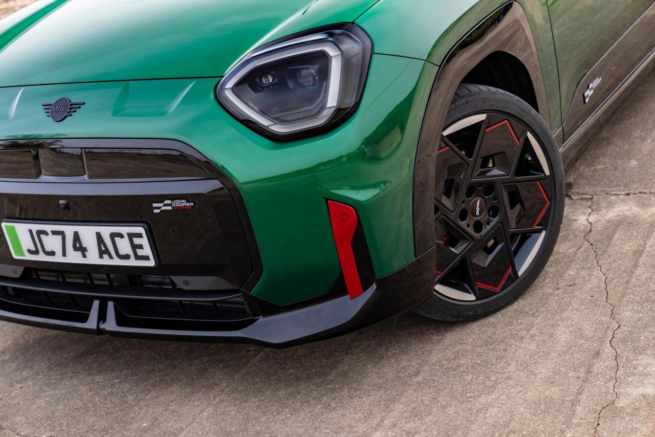 P90567378_lowRes_the-mini-john-cooper.thumb.jpg.e880cbd942eda9ac3941c79a80da256a.jpg