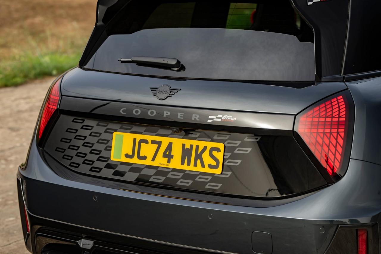 P90571683_lowRes_the-mini-john-cooper.thumb.jpg.969bc0d031618dcbebe196b609f884fd.jpg