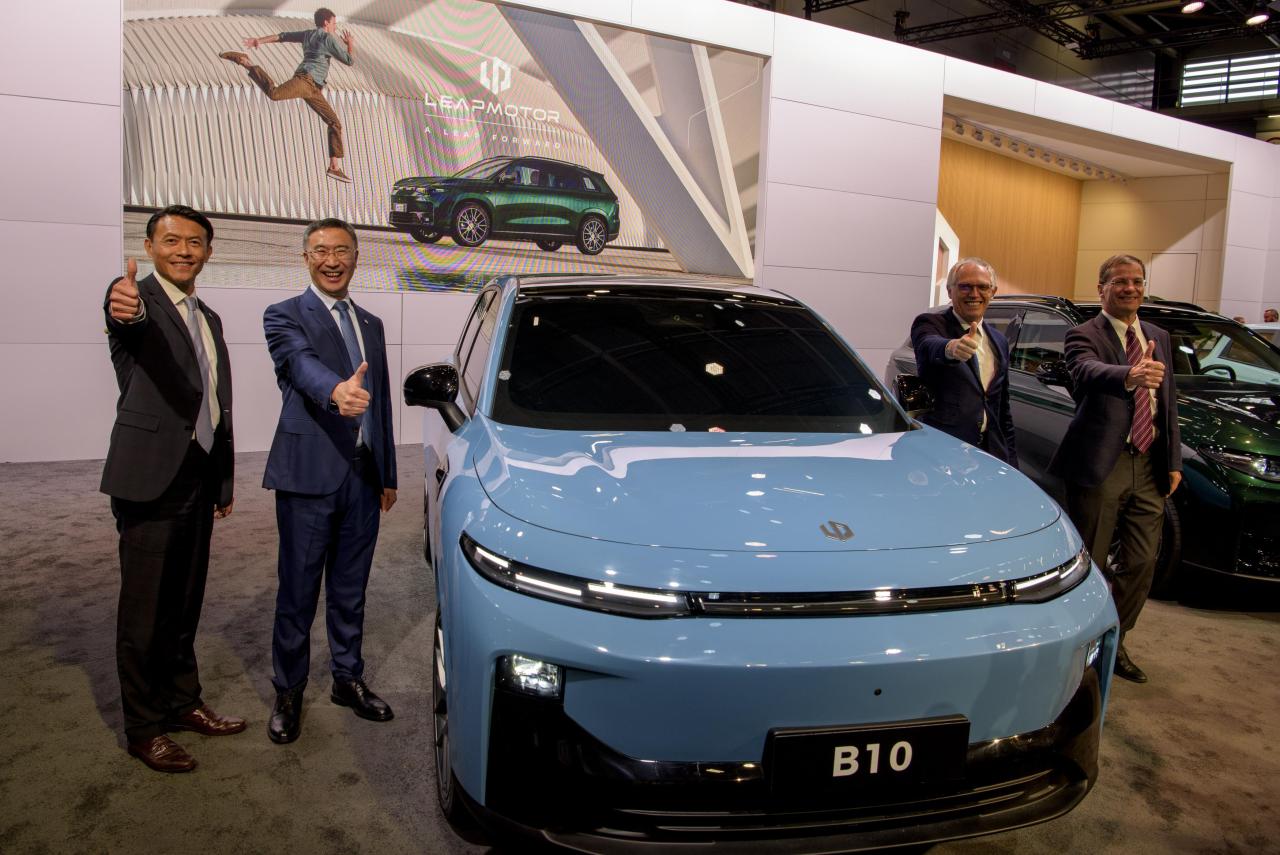 ZhuJiangmingFounderofLeapmotorTianshuXinLeapmotorInternationalCEOCarlosTavaresStellantisCEOGregoireOlivierLeapmotorLiaisonOfficer.thumb.jpg.c9aada8be785dff7b451fd3ceb4c262d.jpg
