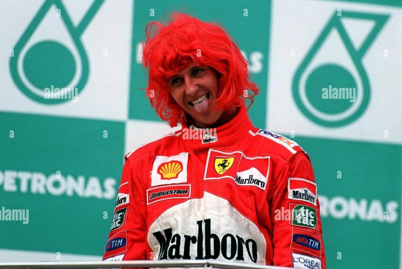michael-schumacher-celebra-la-vittoria-della-gara-indossando-un-rosso-wig-g9fge1.thumb.jpg.131d7a8abb2cd726a3e671a3cca3eec4.jpg
