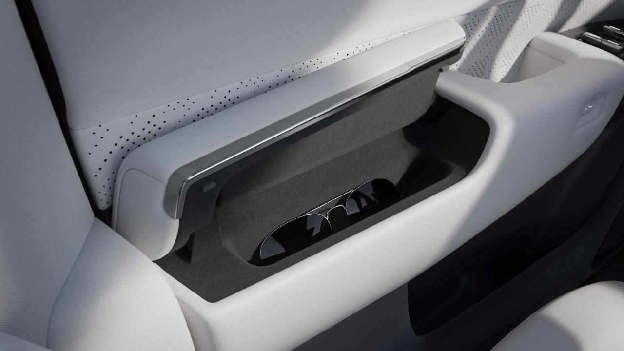 1732539677-armrest-storage.thumb.jpg.6c62e6c9964d9a3dfb8df48b4e31c828.jpg