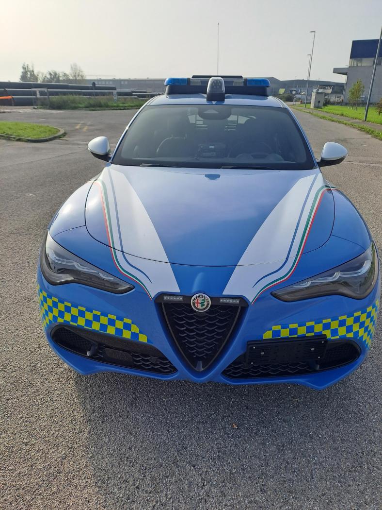 IlCentauroalatodellaPoliziaStradalespiccasuAlfaRomeoStelvio(1).thumb.jpg.ec47da597952d6c969416703d2c9452c.jpg
