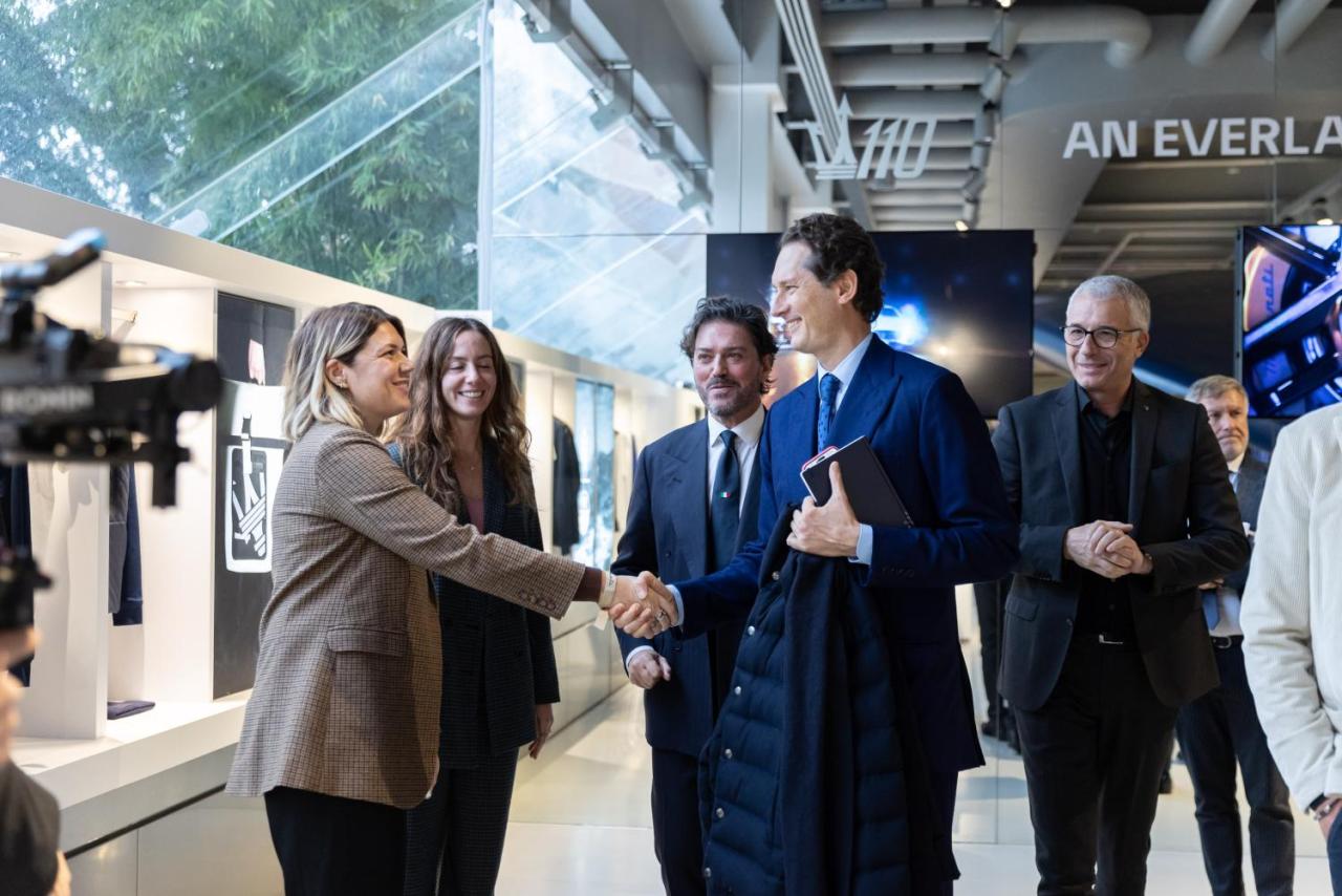 Small-25284-02-il-presidente-di-stellantis-john-elkann-incontra-le-persone-di-maserati-modena-4dec2024.thumb.jpg.32865cd40c3bb645606e25ddcb8a241a.jpg