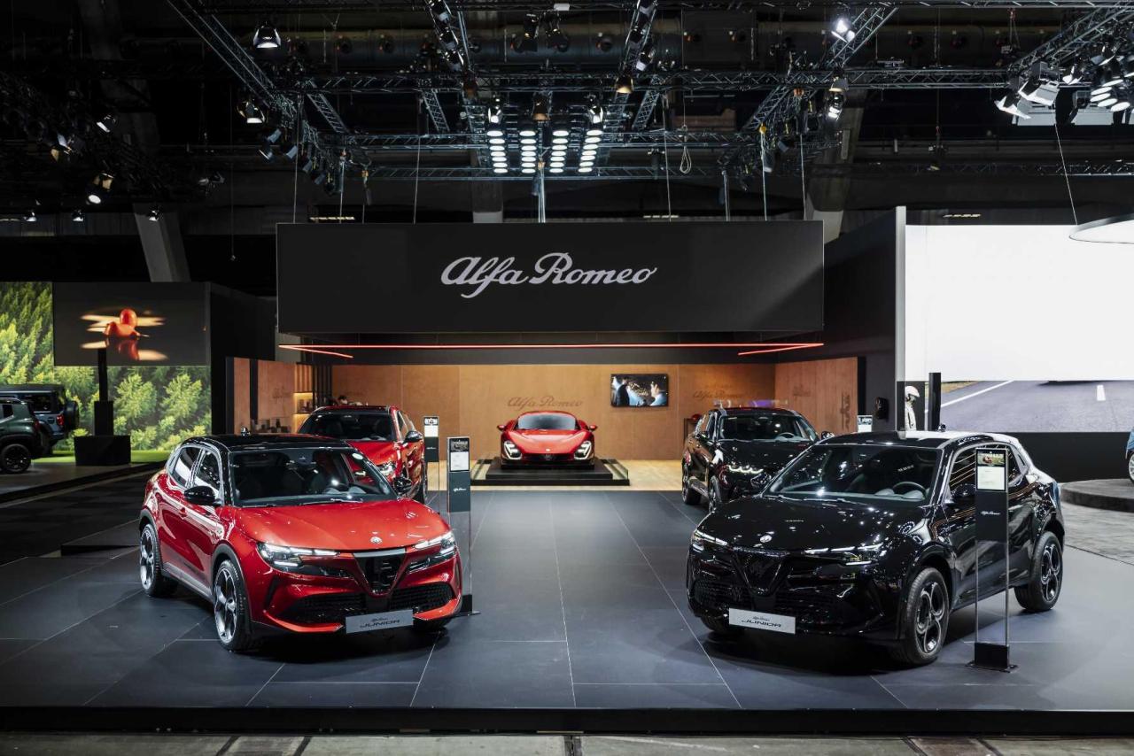 AlfaRomeoStand.thumb.jpg.08857391537149b6cee33e63881ee8db.jpg