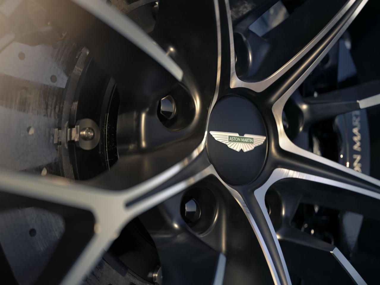 AstonMartinVantageRoadster_24.thumb.jpg.cd77e7a1bea32637a9c1aa4295f5960e.jpg