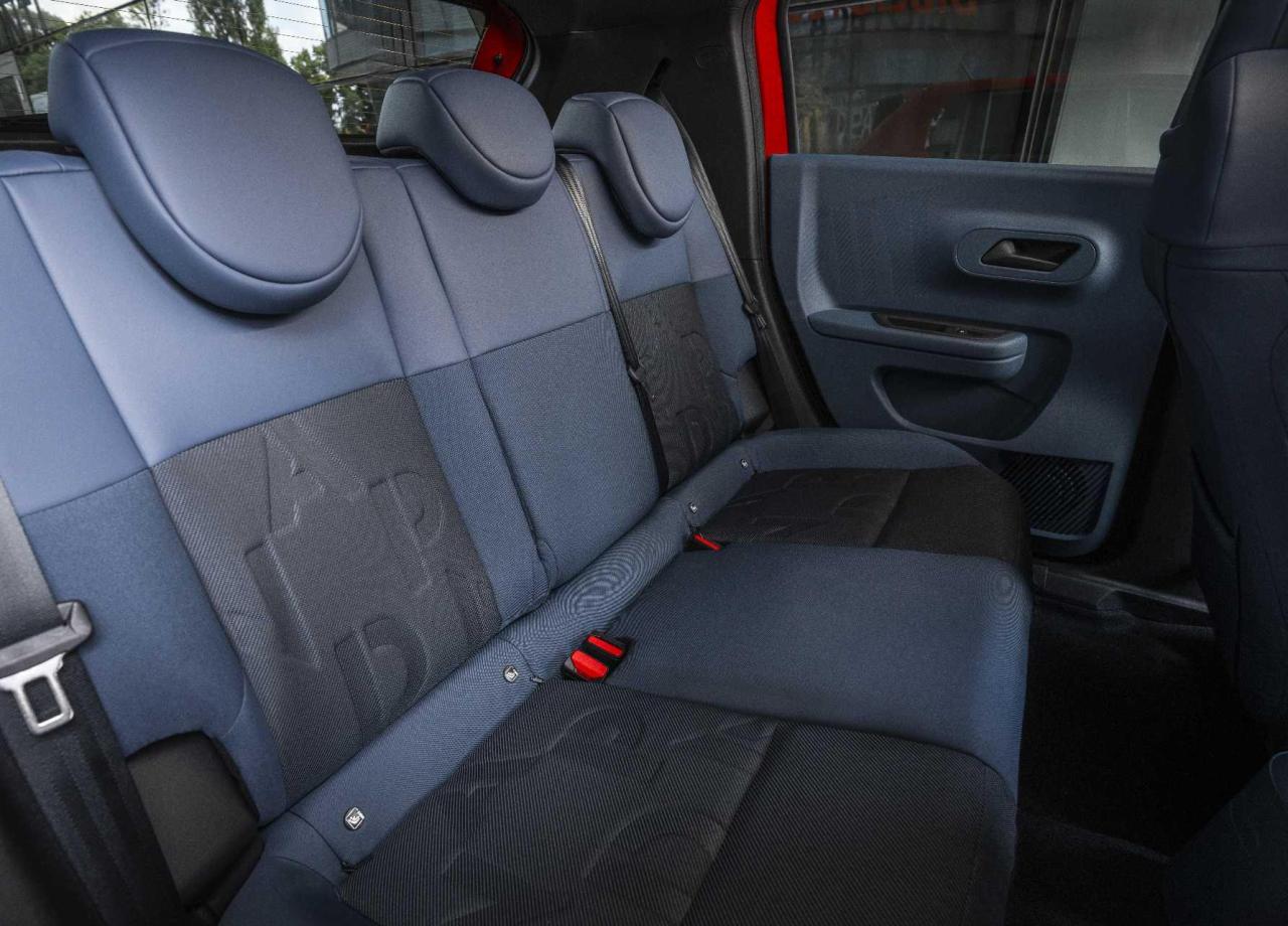 FiatGrandePandaRED_Interiors(8).thumb.jpg.ef2111aac4696dd8dacbf26cc88fea07.jpg