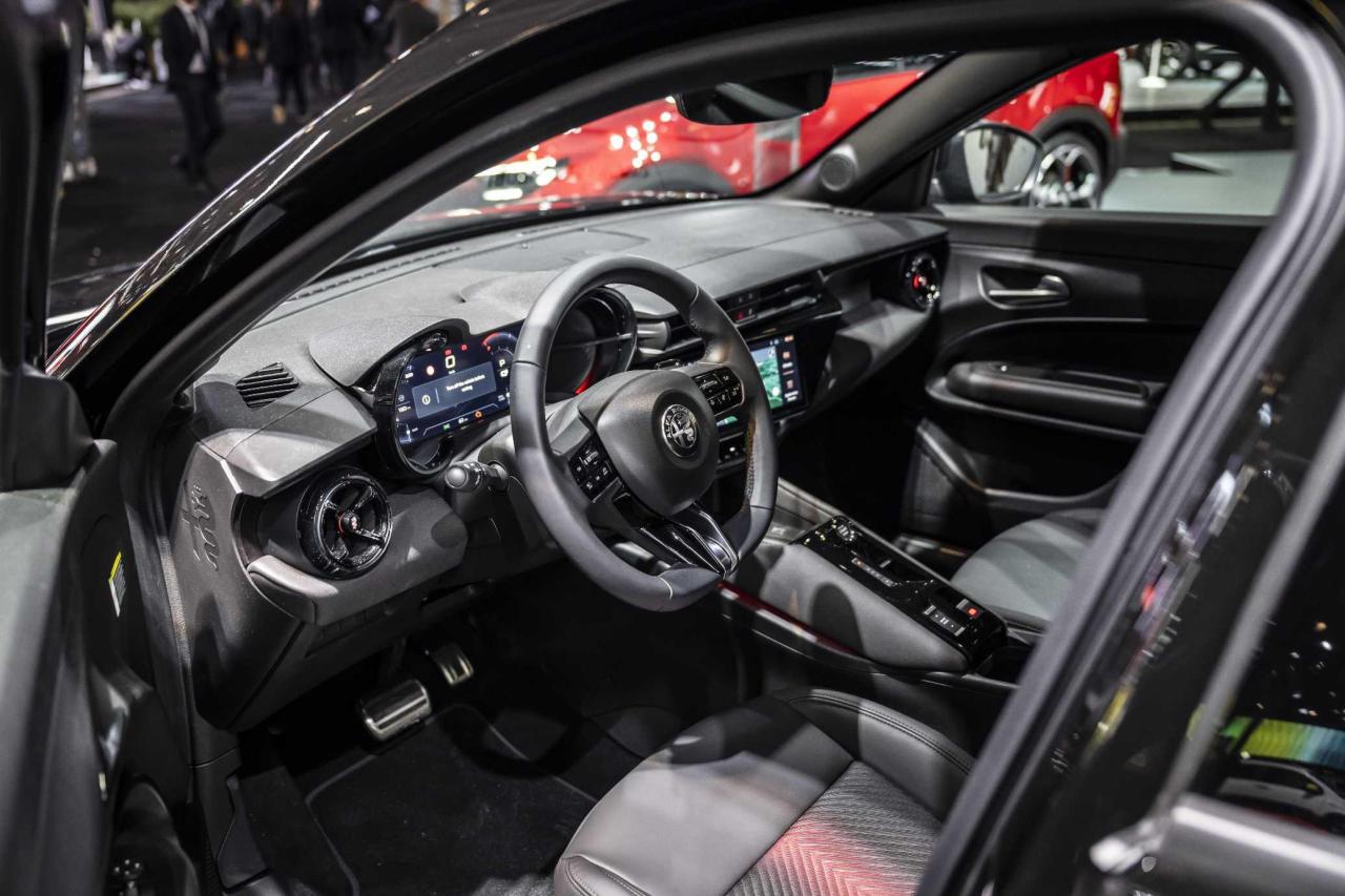JuniorIbridaQ4-Interior.thumb.jpg.d18ed56e20f8e8ee956ce61eb7c1f84f.jpg