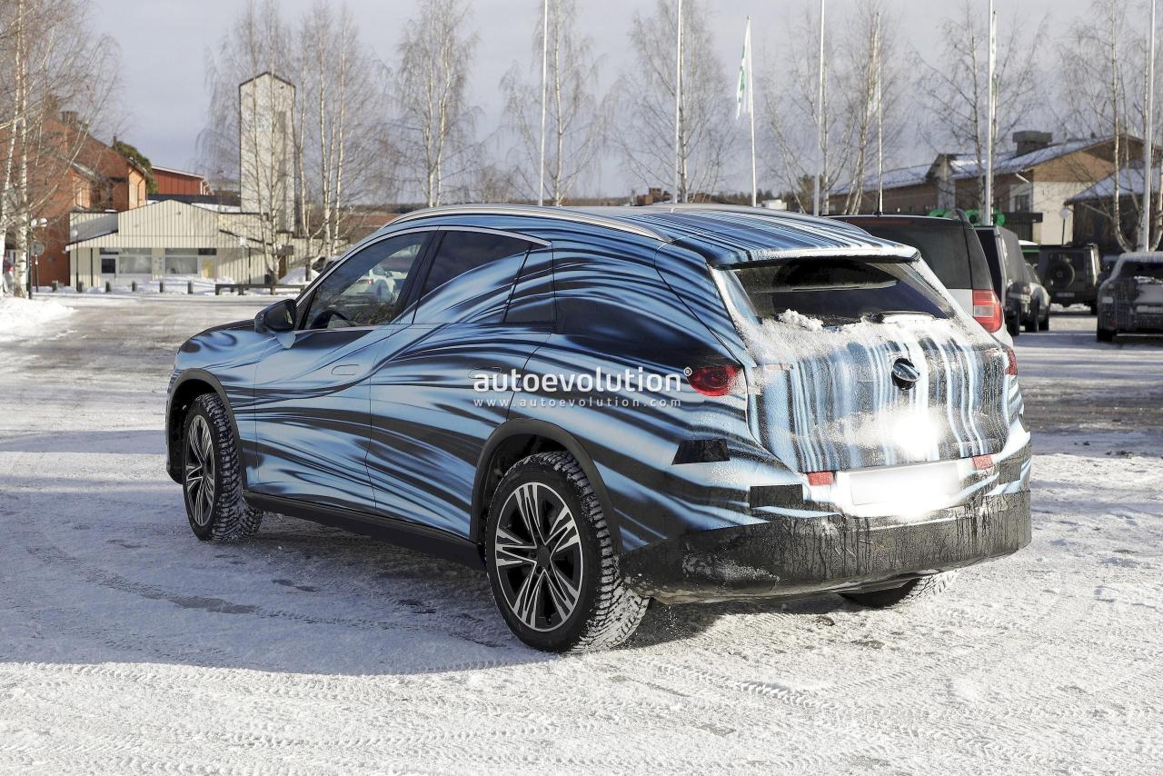 2026-mercedes-benz-glc-ev-spotted-with-production-lights-under-striking-new-camouflage_12.thumb.jpg.3771fc44d3736c700fb05017ca082f24.jpg